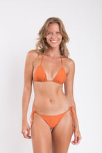 Laden Sie das Bild in den Galerie-Viewer, Model Front: Rio De Sol Unterteil Bottom Ocre Ibiza-Comfy