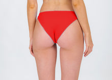 Laden Sie das Bild in den Galerie-Viewer, Model Back: Rio De Sol Unterteil Bottom Rouge Essential-Comfy