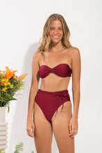 Laden Sie das Bild in den Galerie-Viewer, Model Front: Rio De Sol Unterteil Bottom Shimmer-Divino Belted-High-Waist