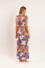Laden Sie das Bild in den Galerie-Viewer, Model Back: Rio De Sol Strandkleid Garden-Flower Long Dress Soleil