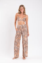 Laden Sie das Bild in den Galerie-Viewer, Model Front: Rio De Sol Strandhosen Leopard Wide Pants