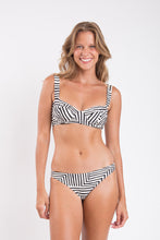 Laden Sie das Bild in den Galerie-Viewer, Model Front: Rio De Sol Set Set Collage Amelia Essential-Comfy