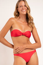 Laden Sie das Bild in den Galerie-Viewer, Image 05: Rio De Sol Set Set Microfibra-Chic-Red Bandeau-Joy Leblon