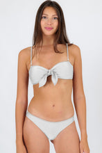 Laden Sie das Bild in den Galerie-Viewer, Gallery: Rio De Sol Set Set Shimmer-White Bandeau-Knot Essential