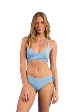 Laden Sie das Bild in den Galerie-Viewer, Model Front: Rio De Sol Oberteil Top Dots-Sky Kate