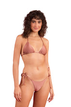Laden Sie das Bild in den Galerie-Viewer, Model Front: Rio De Sol Oberteil Top Shimmer-Copper Tri-Inv