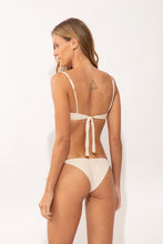 Laden Sie das Bild in den Galerie-Viewer, Model Back: Rio De Sol Unterteil Bottom Malibu-Natural Cheeky-Tie
