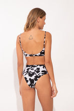 Laden Sie das Bild in den Galerie-Viewer, Model Back: Rio De Sol Unterteil Bottom Poppy Hotpants
