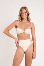 Laden Sie das Bild in den Galerie-Viewer, Model Front: Rio De Sol Set Set Malibu-Natural Bandeau-Iris High-Waist-Spin-Iris
