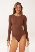 Laden Sie das Bild in den Galerie-Viewer, Model Front: Wednesday In Hawaii By Rio De Sol Badeanzug Coco Surf
