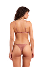 Laden Sie das Bild in den Galerie-Viewer, Model Back: Rio De Sol Oberteil Top Shimmer-Copper Tri-Fixo
