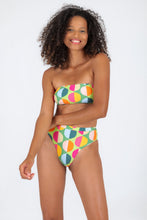 Laden Sie das Bild in den Galerie-Viewer, Model Front: Rio De Sol Set Set Garden-City Bandeau-Reto Hotpant-Cos
