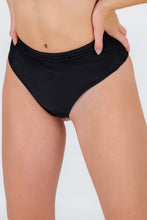 Laden Sie das Bild in den Galerie-Viewer, Gallery: Rio De Sol Unterteil Bottom Shimmer-Black Hotpants
