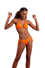 Laden Sie das Bild in den Galerie-Viewer, Model Front: Rio De Sol Set Set Dots-Orange Mel Italy
