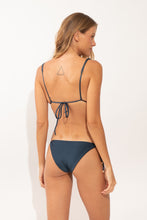 Laden Sie das Bild in den Galerie-Viewer, Model Back: Rio De Sol Unterteil Bottom Shimmer-Shark Ibiza-Comfy-Gold
