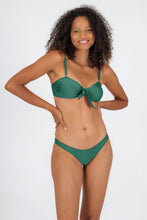 Laden Sie das Bild in den Galerie-Viewer, Model Front: Rio De Sol Set Set Palace Bandeau-No Essential

