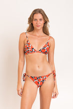 Laden Sie das Bild in den Galerie-Viewer, Model Front: Rio De Sol Oberteil Top Amore-Red Tri-Fixo

