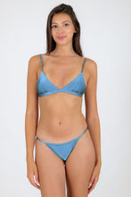 Laden Sie das Bild in den Galerie-Viewer, Model Front: Rio De Sol Oberteil Top Shimmer-Baltic-Sea Tri-Fixo
