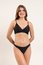 Laden Sie das Bild in den Galerie-Viewer, Model Front: Rio De Sol Set Set Touch-Black Paola Essential
