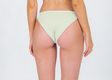 Laden Sie das Bild in den Galerie-Viewer, Model Back: Rio De Sol Unterteil Bottom Off-White Essential-Comfy
