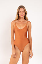Laden Sie das Bild in den Galerie-Viewer, Model Front: Rio De Sol Badeanzug Shimmer-Nocciola Hype-Noa
