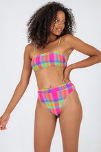 Laden Sie das Bild in den Galerie-Viewer, Model Front: Rio De Sol Set Set Tulip-Garden Bandeau-Reto Hotpant-Cos
