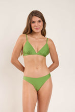 Laden Sie das Bild in den Galerie-Viewer, Model Front: Rio De Sol Set Set Shimmer-Botanica Tri-Fixo Essential
