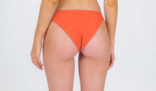 Laden Sie das Bild in den Galerie-Viewer, Model Back: Rio De Sol Unterteil Bottom Light-Peach Essential-Comfy
