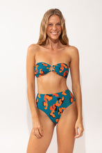 Laden Sie das Bild in den Galerie-Viewer, Model Front: Rio De Sol Unterteil Bottom Luma Hotpants
