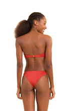 Laden Sie das Bild in den Galerie-Viewer, Model Back: Rio De Sol Set Set Malibu-Chili Bandeau-Duo Essential
