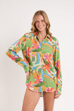 Laden Sie das Bild in den Galerie-Viewer, Model Front: Rio De Sol Hemdblusenkleid Tropical Shirt Greta
