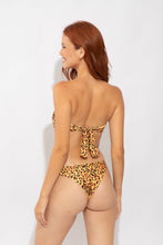 Laden Sie das Bild in den Galerie-Viewer, Model Back: Rio De Sol Oberteil Top Yellow-Feline Mavi
