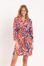 Laden Sie das Bild in den Galerie-Viewer, Model Front: Rio De Sol Hemdblusenkleid Leaves Chemise
