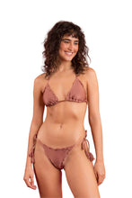 Laden Sie das Bild in den Galerie-Viewer, Model Front: Rio De Sol Unterteil Bottom Shimmer-Copper Frufru-Fio
