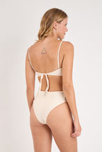 Laden Sie das Bild in den Galerie-Viewer, Model Back: Rio De Sol Set Set Malibu-Natural Bandeau-Iris High-Waist-Spin-Iris
