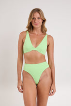 Laden Sie das Bild in den Galerie-Viewer, Model Front: Rio De Sol Oberteil Top Sand-Menta Chantal
