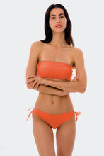 Laden Sie das Bild in den Galerie-Viewer, Model Front: Rio De Sol Set Set Light-Peach Bandeau-Reto Madrid
