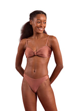 Laden Sie das Bild in den Galerie-Viewer, Model Front: Rio De Sol Unterteil Bottom Shimmer-Copper Nice-Fio
