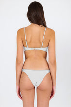 Laden Sie das Bild in den Galerie-Viewer, Model Back: Rio De Sol Set Set Shimmer-White Bandeau-Knot Essential
