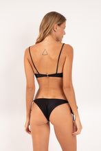 Laden Sie das Bild in den Galerie-Viewer, Model Back: Rio De Sol Unterteil Bottom Shimmer-Black Cheeky-Tie-Gold

