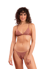 Laden Sie das Bild in den Galerie-Viewer, Model Front: Rio De Sol Set Set Shimmer-Copper Tri-Fixo California
