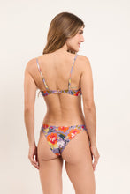 Laden Sie das Bild in den Galerie-Viewer, Model Back: Rio De Sol Set Set Garden-Flower Bandeau-Joy Essential
