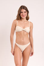 Laden Sie das Bild in den Galerie-Viewer, Model Front: Rio De Sol Set Set Touch-Natural Bandeau-Joy Mia
