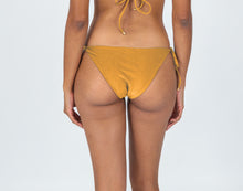 Laden Sie das Bild in den Galerie-Viewer, Model Back: Rio De Sol Unterteil Bottom Damasco Ibiza-Comfy

