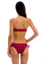 Laden Sie das Bild in den Galerie-Viewer, Model Back: Rio De Sol Set Set Uv-Desejo Bandeau-Reto Madrid
