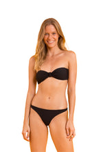 Laden Sie das Bild in den Galerie-Viewer, Model Front: Rio De Sol Oberteil Top Bora-Black Bandeau-Joy
