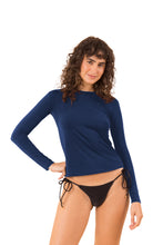 Laden Sie das Bild in den Galerie-Viewer, Model Front: Rio De Sol Oberteil Navy Rash-Guard
