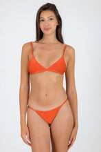 Laden Sie das Bild in den Galerie-Viewer, Model Front: Rio De Sol Set Set Paprica Tri-Fixo California

