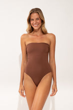 Laden Sie das Bild in den Galerie-Viewer, Model Front: Wednesday In Hawaii By Rio De Sol Badeanzug Coco Aloha
