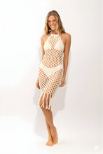 Laden Sie das Bild in den Galerie-Viewer, Model Front: Rio De Sol Midi Dress Offwhite Serena Dress
